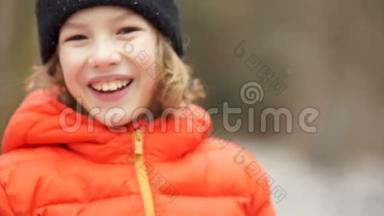 一个欧洲男孩对着镜头微笑的肖像。 情绪化的男孩嘲笑摄像机。 一个男孩的美丽肖像